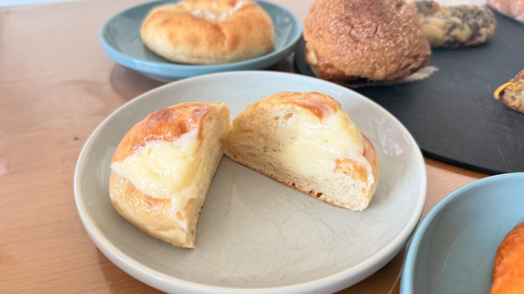 御影のパン屋さんeatの練乳ミルクの断面