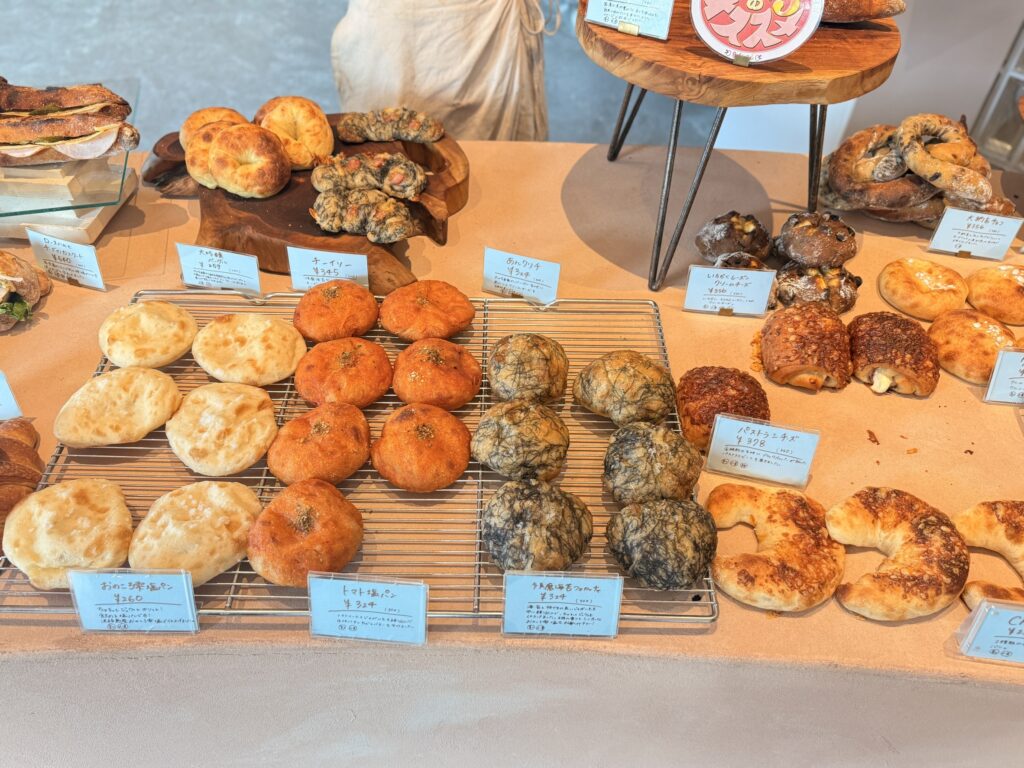 御影のパン屋さんeatの塩パンや海苔フォカッチャが並ぶ陳列棚