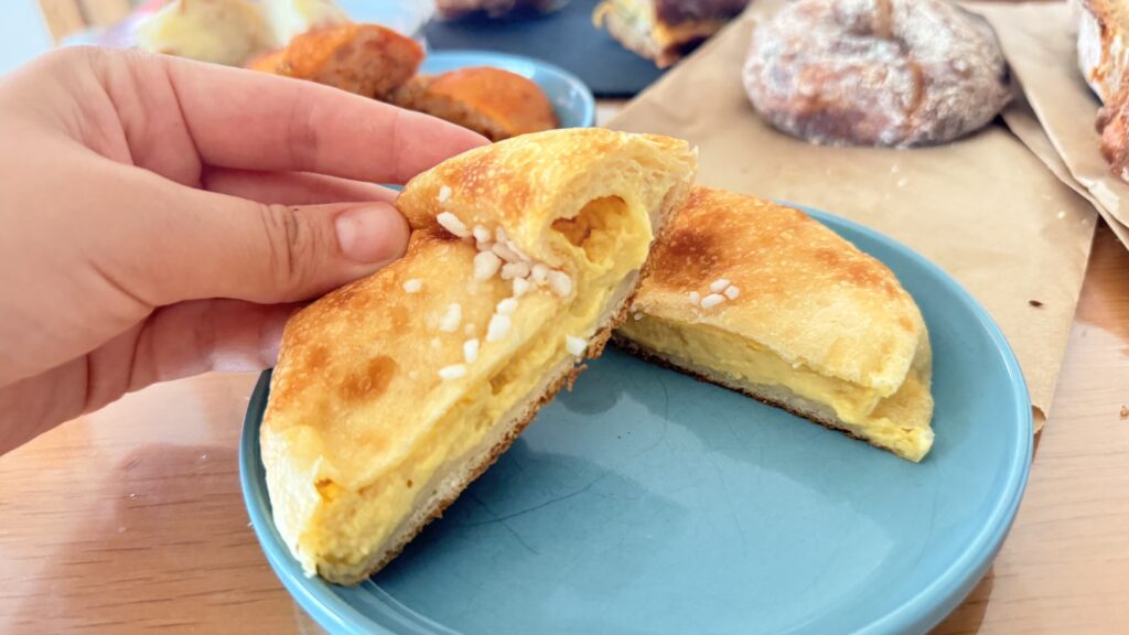 御影のパン屋さんeatのクリームパンの断面