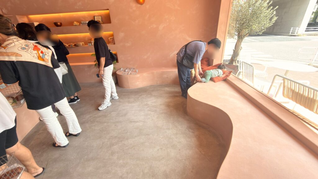 御影のパン屋さんeatの店内で会計を待つお客さん
