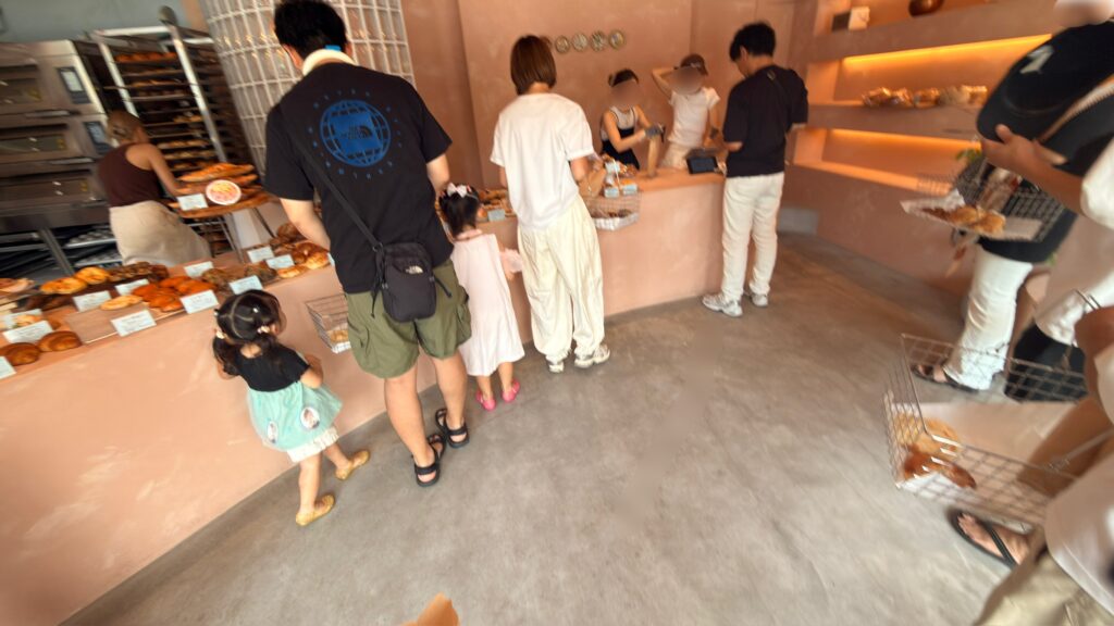 御影のパン屋さんeatの店内でパンを選ぶお客さんたち
