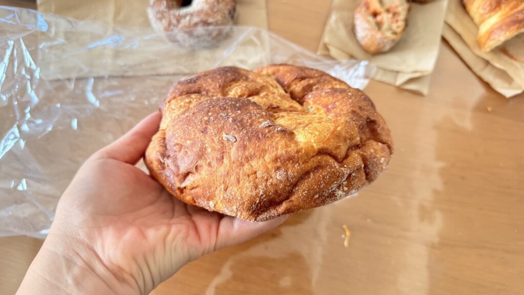 御影のパン屋さんeatの六甲丸を手に持ったところ