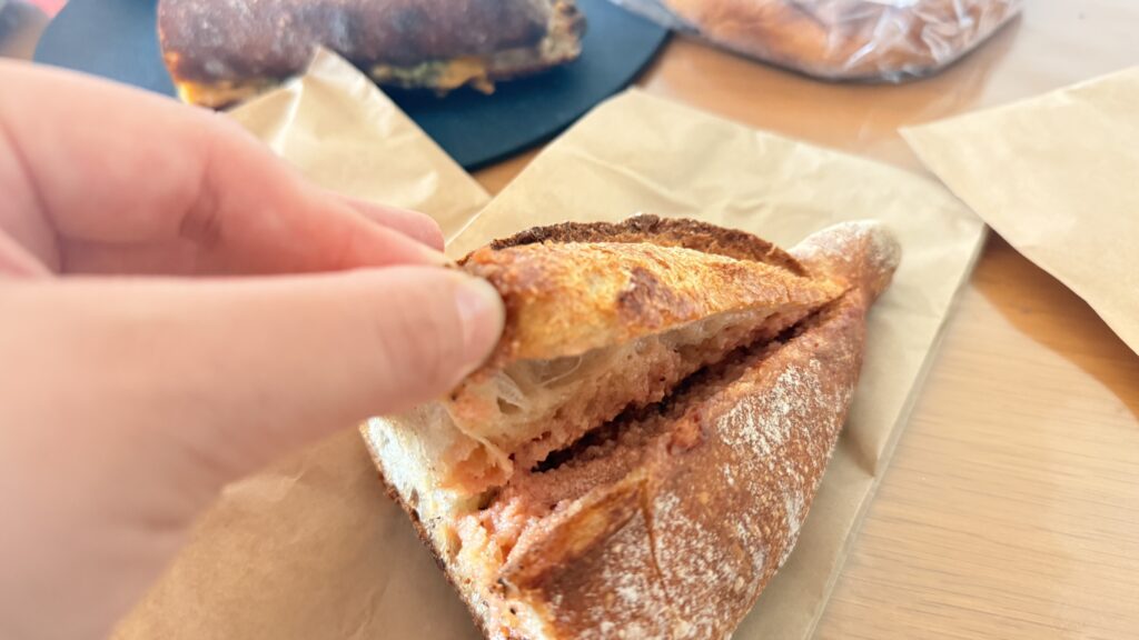 御影のパン屋さんeatの明太フランスを手に持ったところ