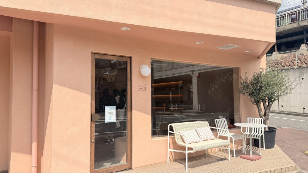 御影のパン屋さんeatの店先のテラス席